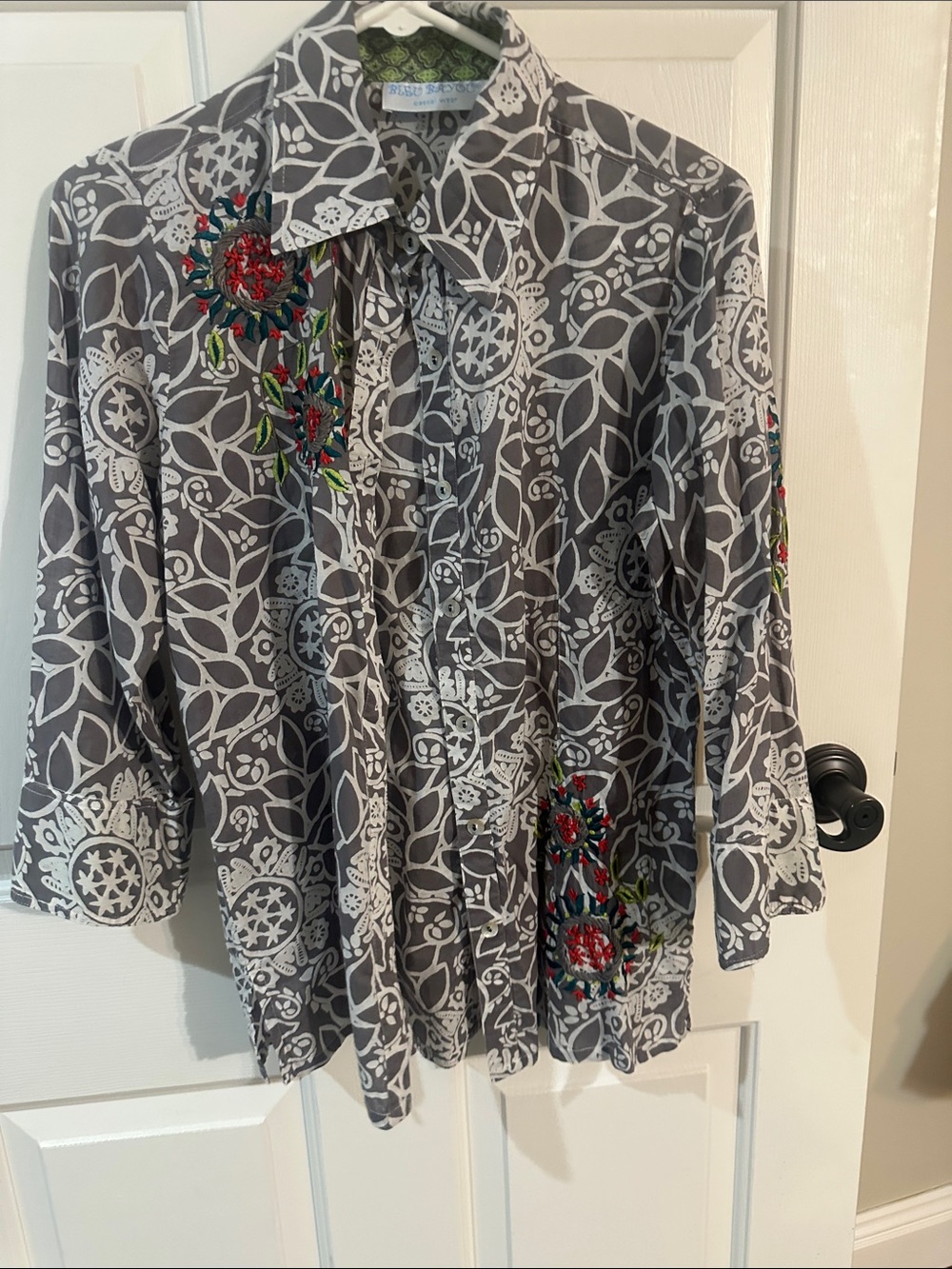 Women’s Gray & White Patterned Button-Up Shirt